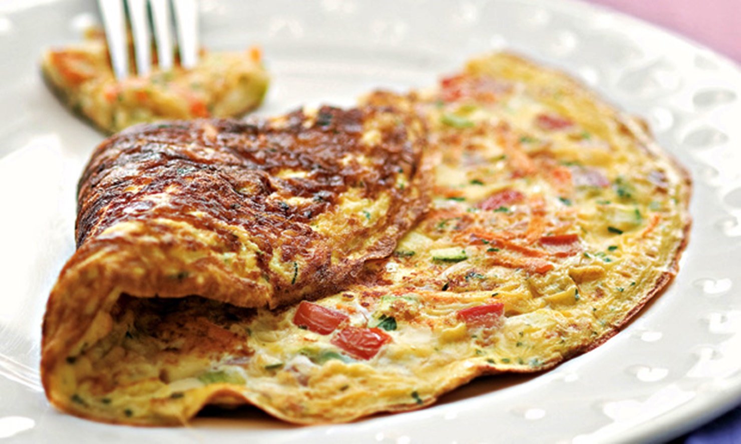 Omelete para o café da manhã combinado com a batata-doce mais rico, além de turbinado