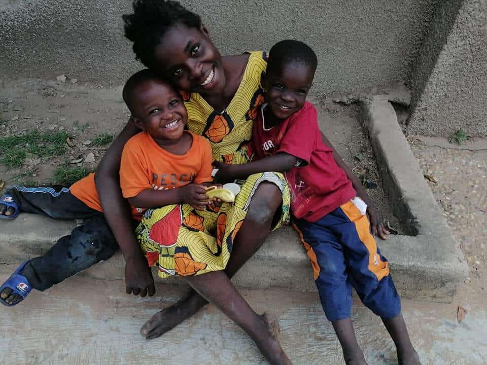 Mulher que morava nas ruas de Gana com filhos ganha transformação e fica IRRECONHECÍVEL