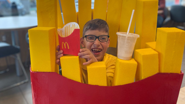 Garotinho cria fantasia mega inusitada e consegue ganhar 1 ano de batatas fritas no McDonald's