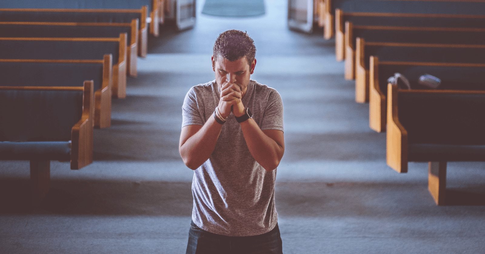 5 orações poderosas para abrir caminhos e conseguir se apegar profundamente com Deus
