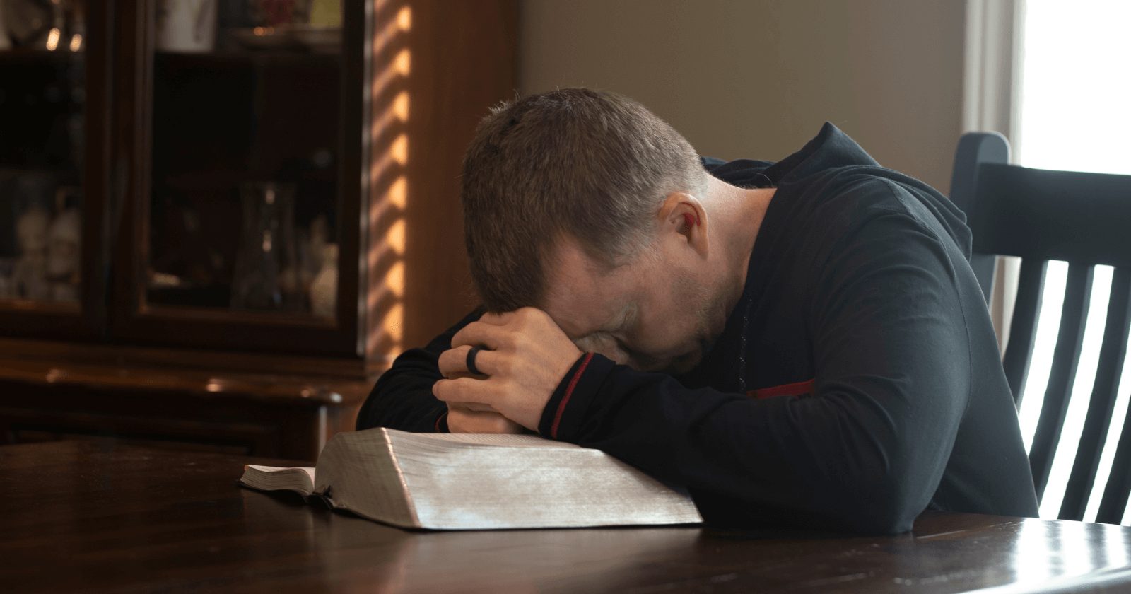 11 benefícios da oração para a sua vida: consiga ter uma rotina cheia de prosperidade