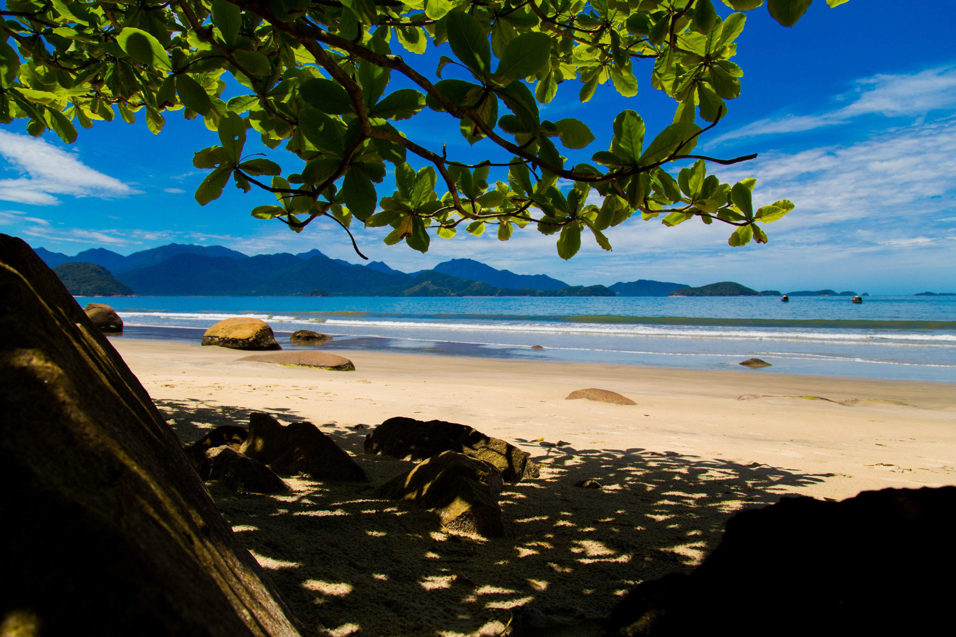 22 praias de Ubatuba para aproveitar os melhores roteiros no litoral (Imagens: Unsplash)