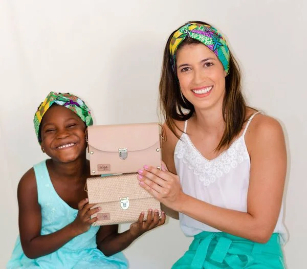 Depois de adotar garotinha africana, mulher inspira ao criar marca para ajudar regiões carentes