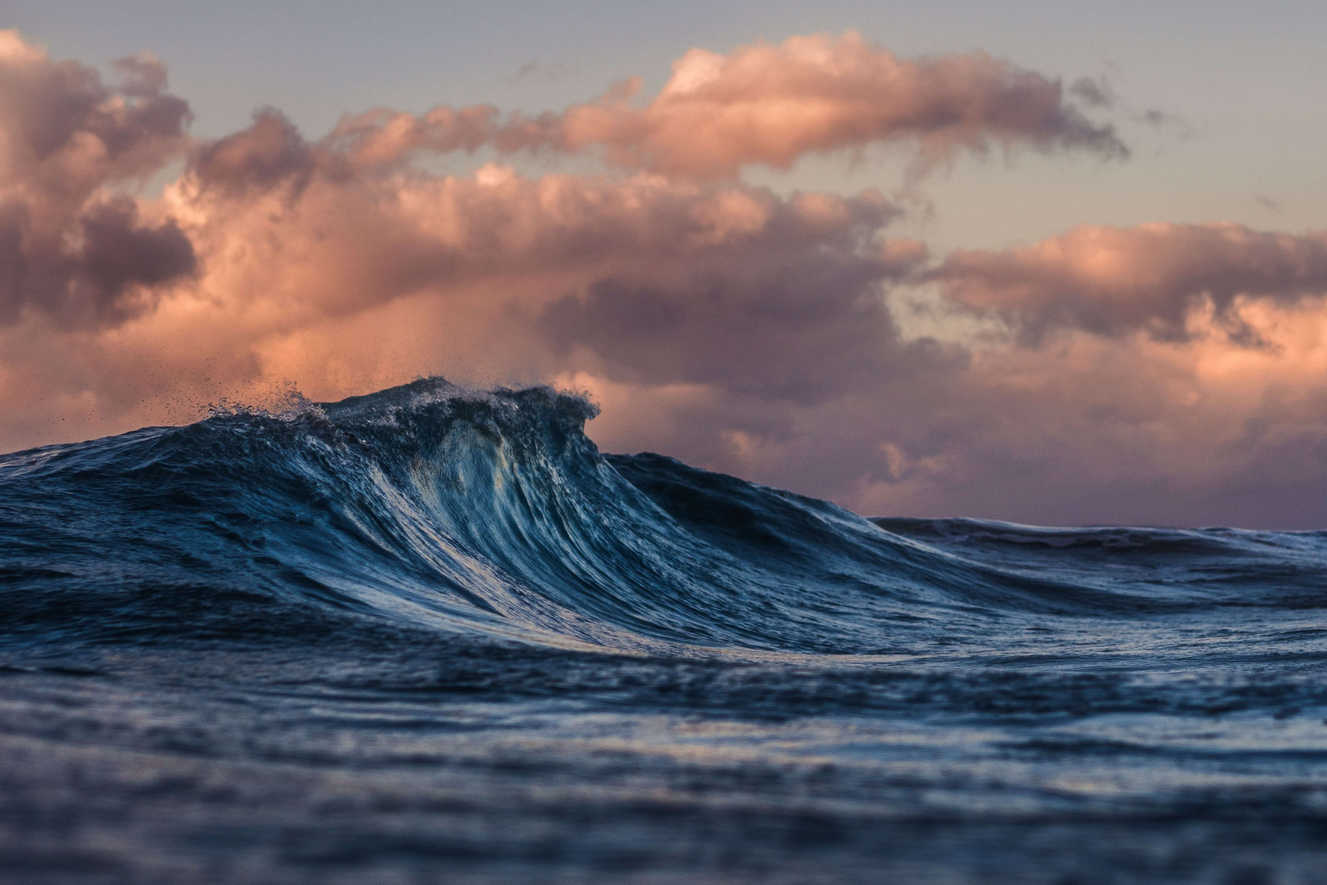 Sonhar com onda gigante pode ser um ALERTA para prestar muita atenção (Imagens: Unsplash)
