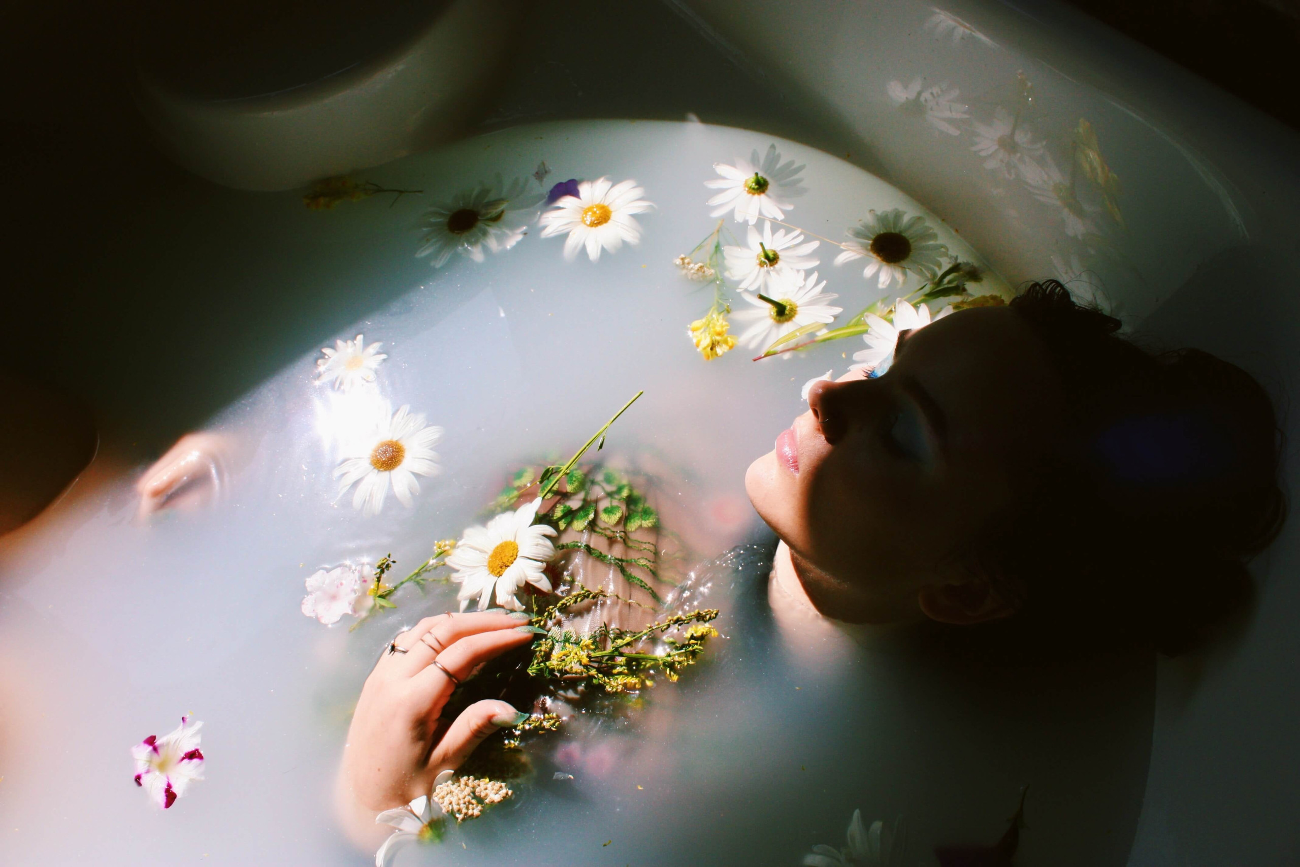 7 banhos de limpeza espiritual para renovar suas energias assim que terminar (Imagens: Unsplash)