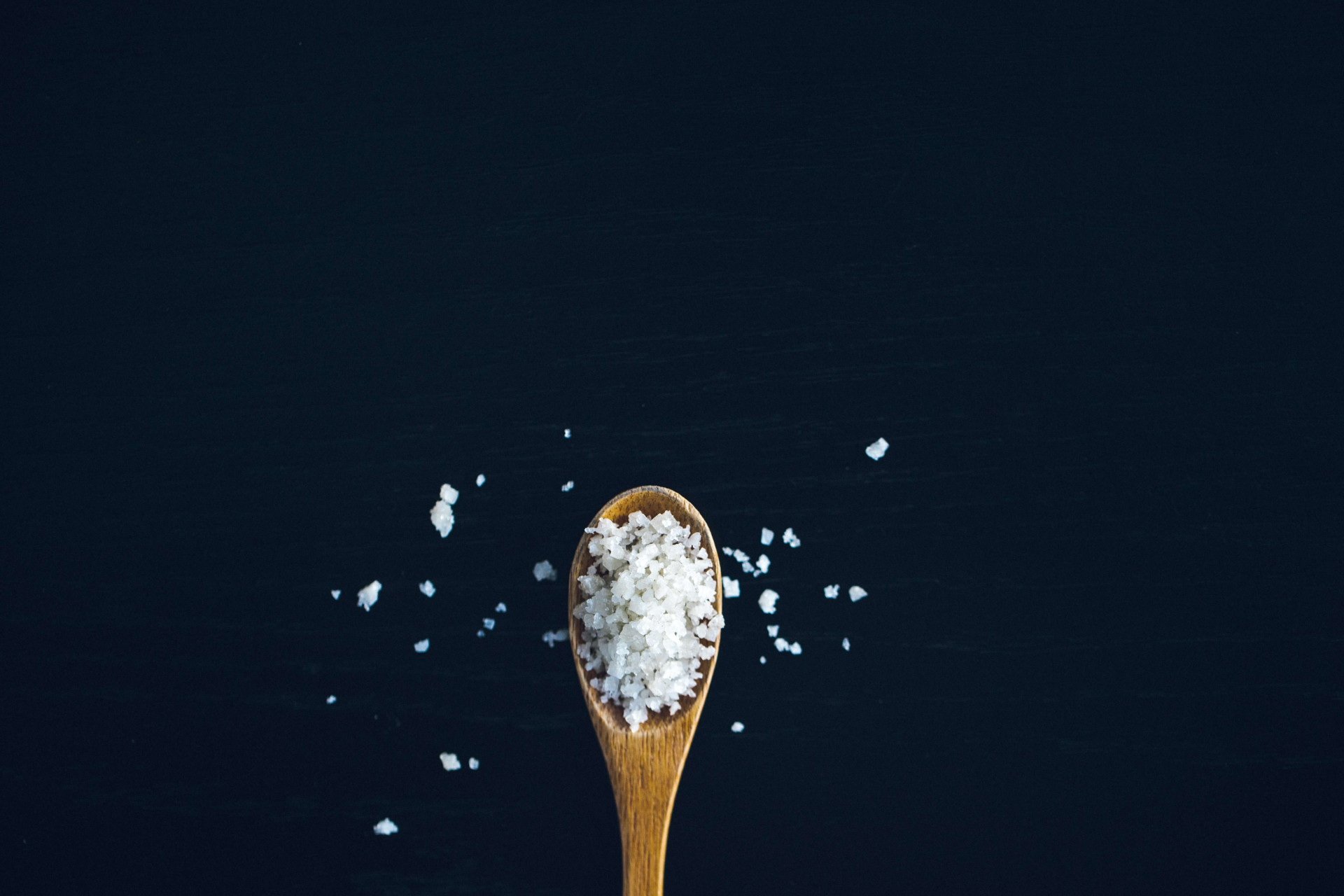 Como preparar um banho de sal grosso corretamente e quais benefícios ele oferecerá (Imagens: Unsplash)