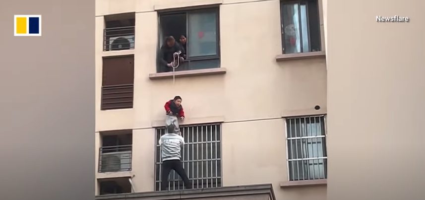 Herói da vida real: homem escala prédio para resgatar criança presa no parapeito (Imagens: South China Morning Post)