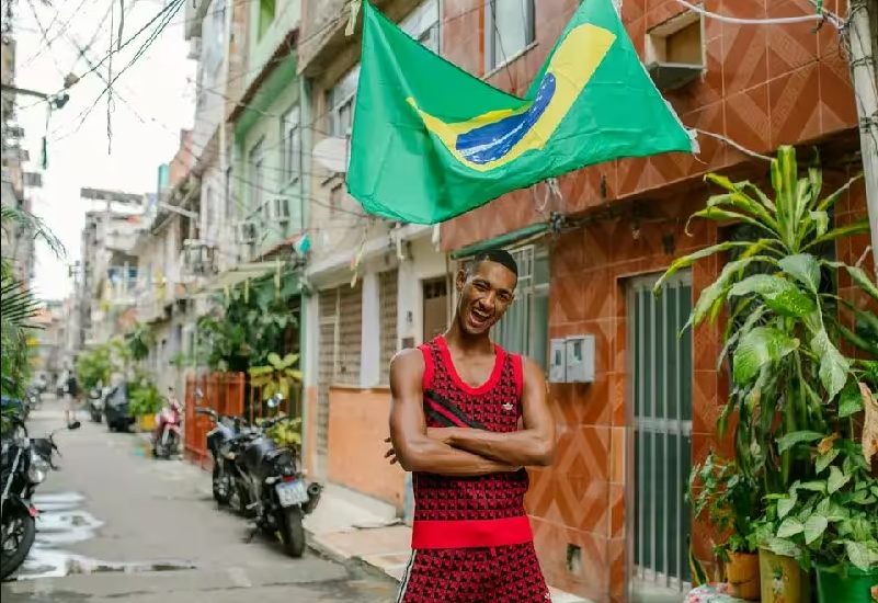 Tiktoker brasileiro ganha destaque em matéria do jornal britânico The GuardianI (Imagens: Kristin Bethge/The Guardian)