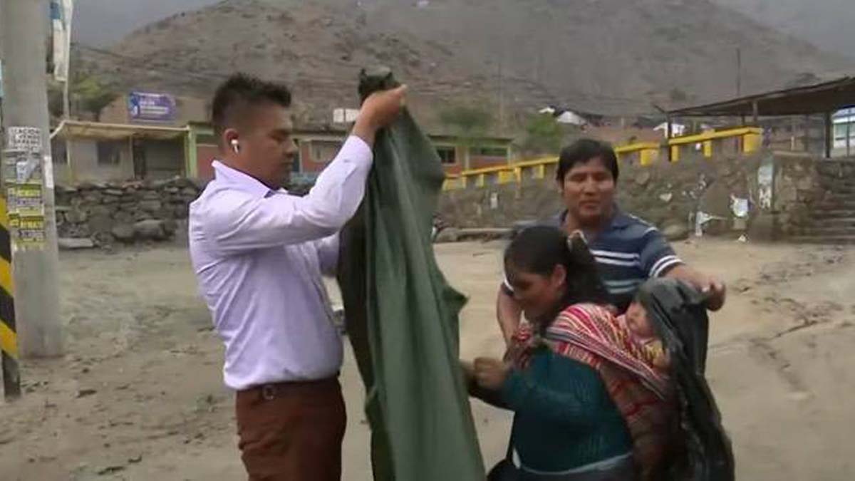 Vídeo: Jornalista doa sua própria capa para proteger mãe e bebê durante ciclone no Peru (Imagem: Reprodução/ Canal ATV Youtube)