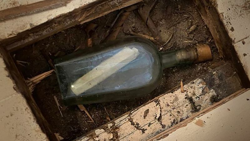 Após longos 135 anos, garrafa com bilhete é encontrada em assoalho de madeira, veja que interessante (Imagens: Arquivo Pessoal Allan e Eilidh)