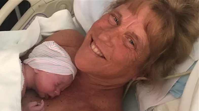 Mãe deu a luz com 57 anos e tem a vida salva pelo bebê (Imagens: Good Morning America)