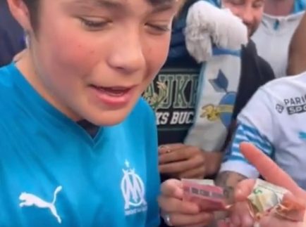 Garoto tem celular roubado e torcedores franceses fazem vaquinha antes do jogo; vídeo (Reprodução/ Facebook)