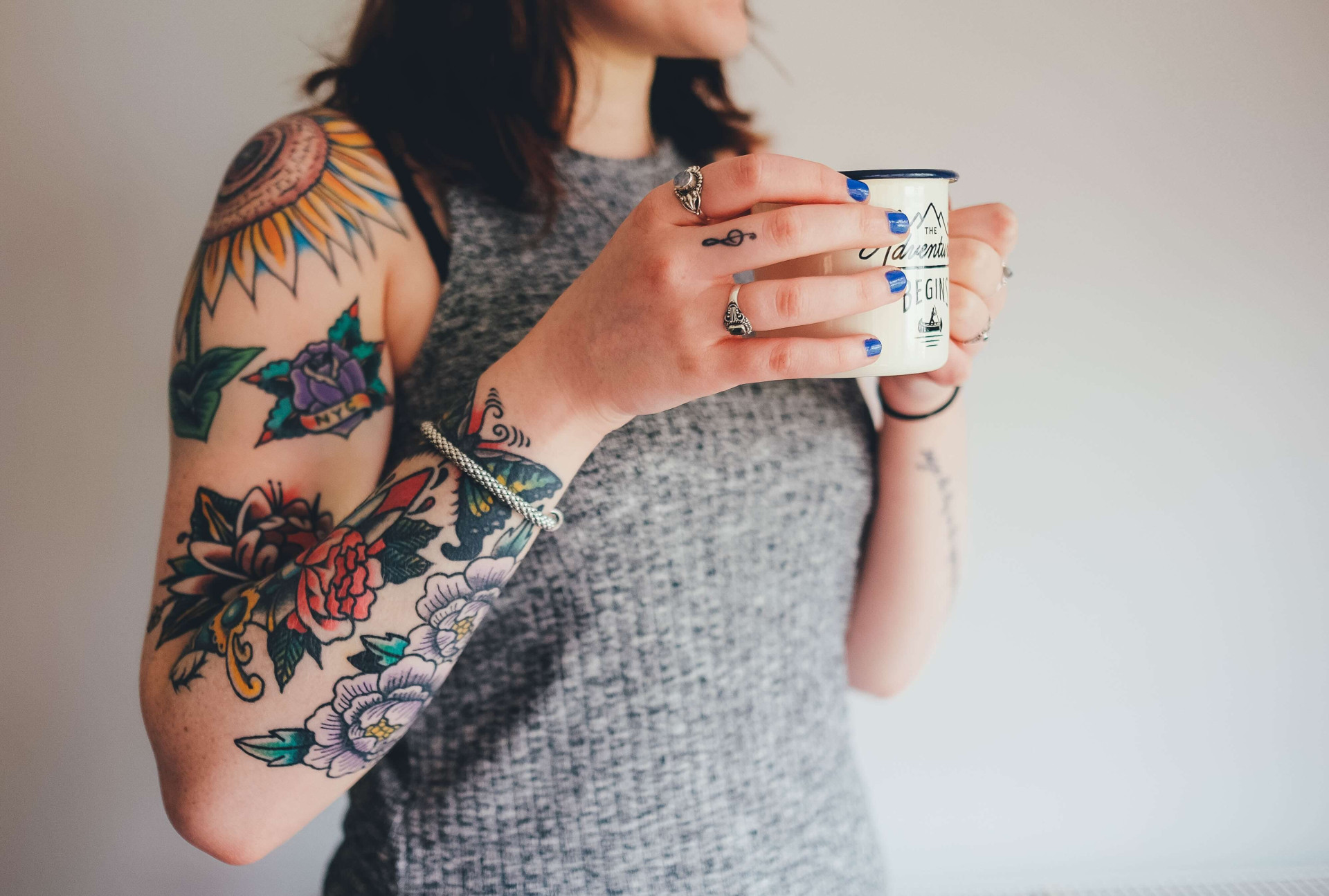Frases de tatuagens para mãe: +60 ideias curtas, emocionantes e estilosas (Imagens: Unsplash)