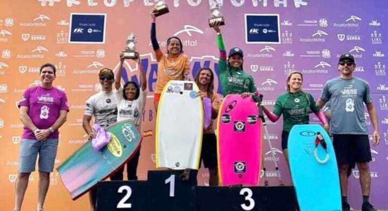 Superação: Campeã Mundial de surf PCD, Carla Cunha conta como ressignificou amputação (Imagens: Reprodução/ Virtz/ Arquivo Pessoal)