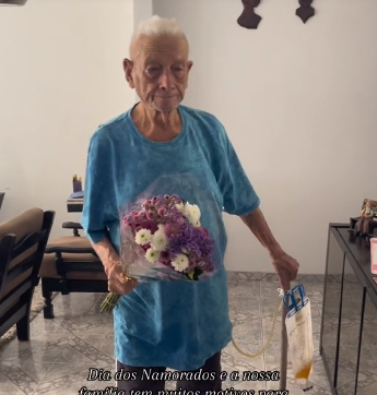 O amor está no ar! Esse idoso emocionou a internet ao entregar buquê a sua amada (Imagem: TikTok)