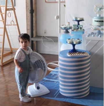 Bons ventos: menininho que comemorou aniversário de 2 anos com tema ventilador (Imagem: TikTok)