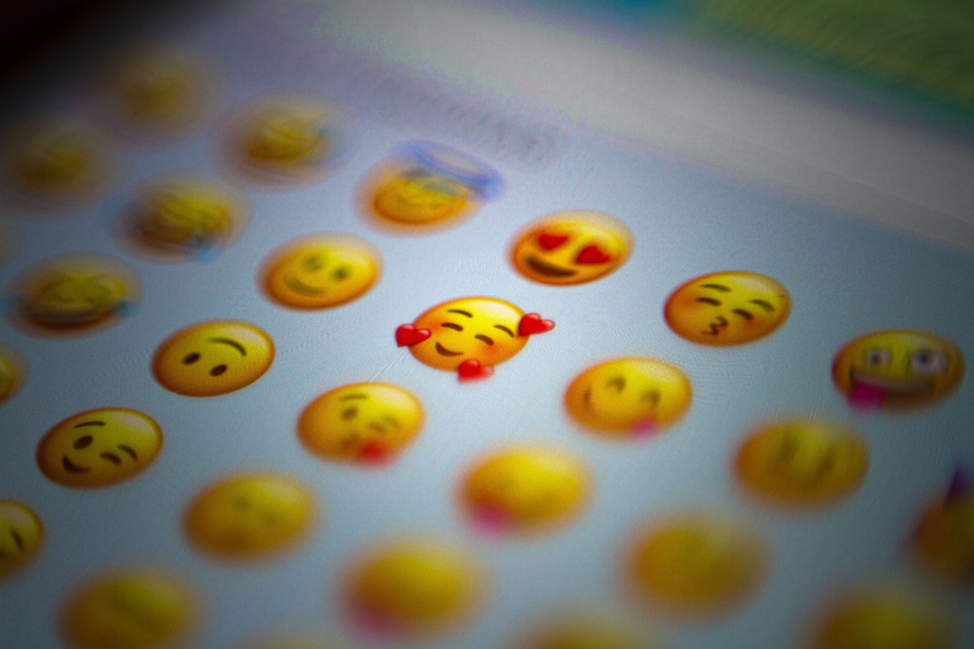 O seus últimos 3 emojis revelam um detalhe importante sobre sua personalidade (Imagens: Unsplash)