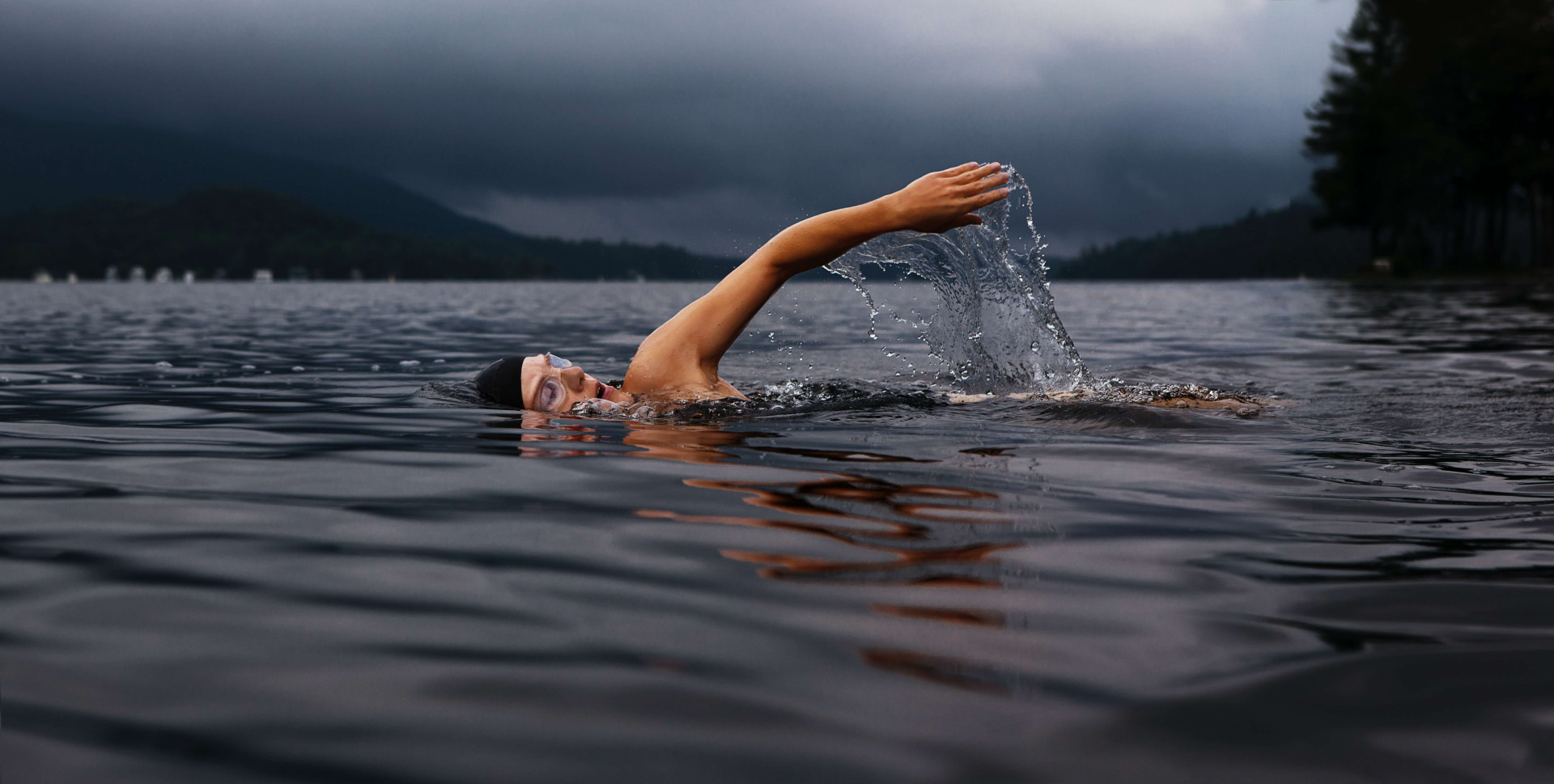 O que significa sonhar nadando e o que é muitas águas na sua vida (Imagens: Unsplash)