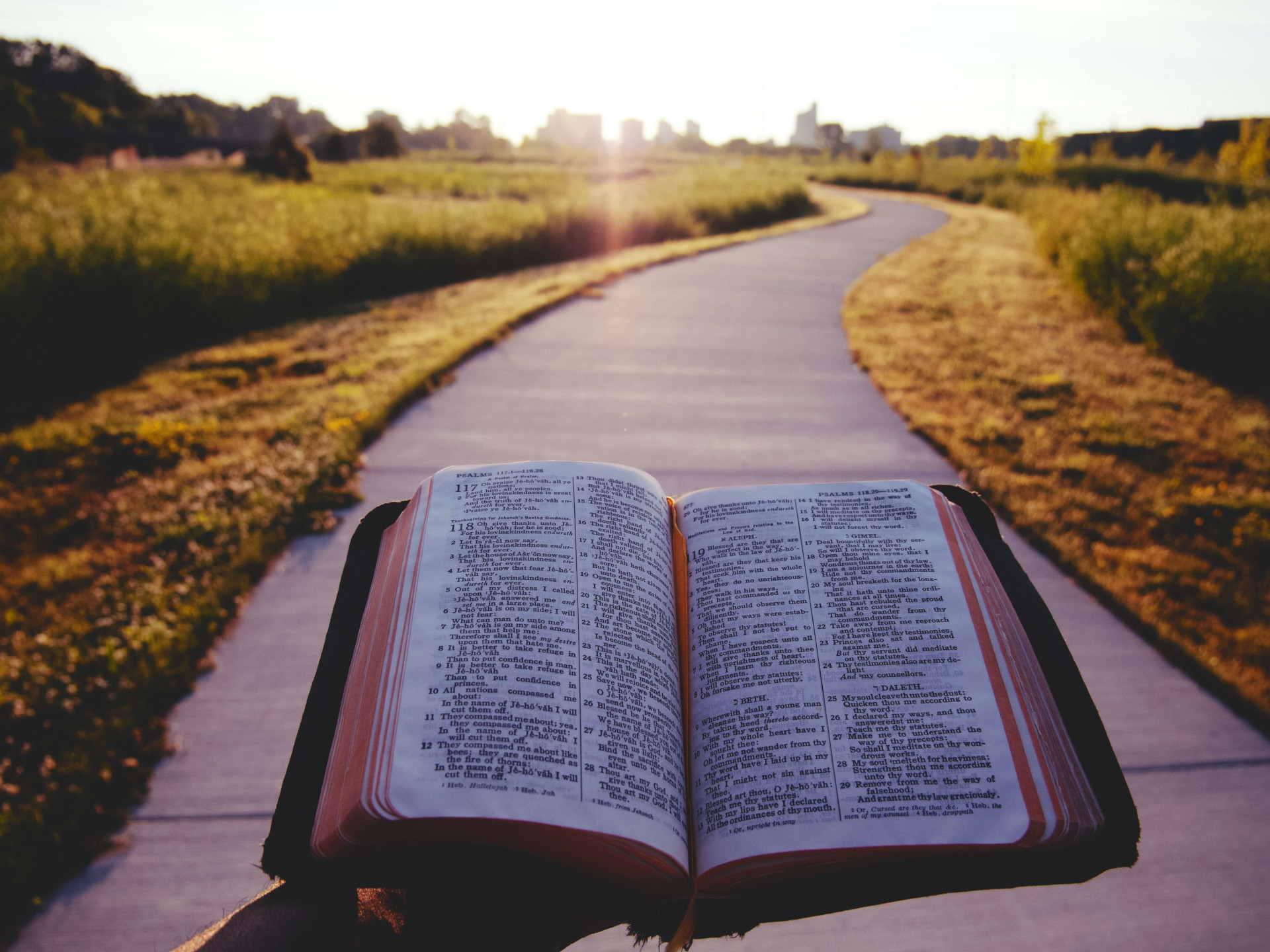 Explore as conexões entre a Bíblia e a manifestação de desejos.