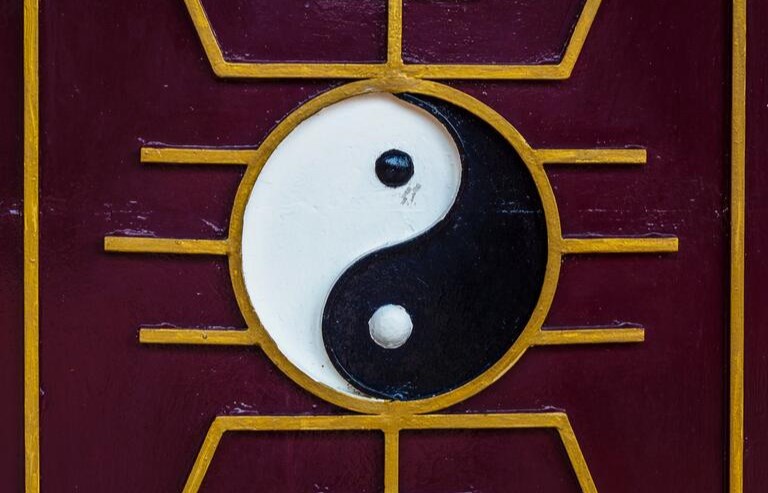 Na dualidade do Yin Yang, cada lado contém uma semente do outro.